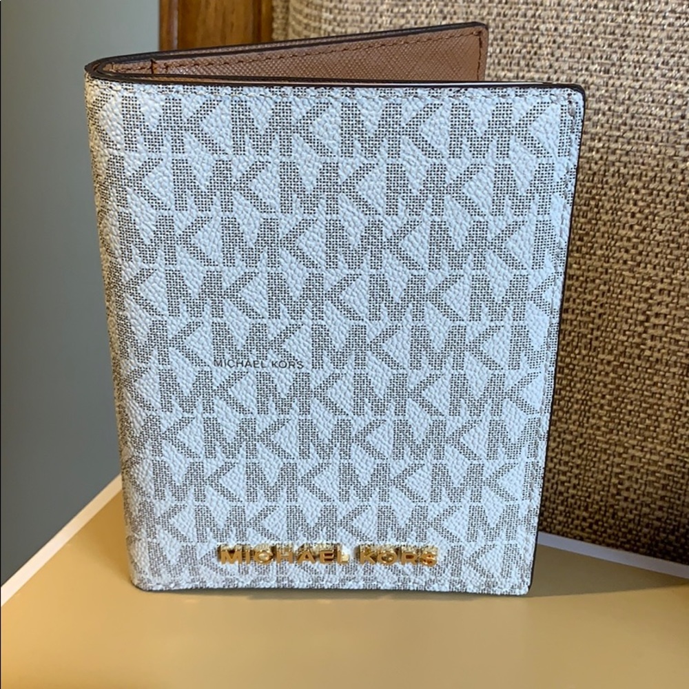 Sale ๐ Michael Kors Passport Holder Wallet case - Picture 4 of 12